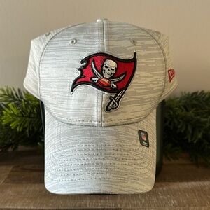 Tampa Bay Buccaneers Cap by New Era, Medium/Large, Grey